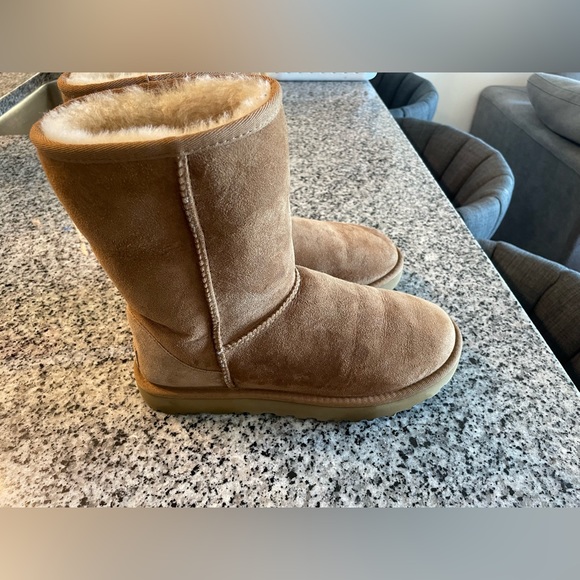 ❌ SOLD ❌Ugg Classic Short II Boot - Chestnut - Size 9 - Picture 3 of 8
